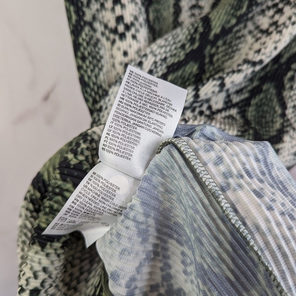 H&M Dress Womens Small Green Snake Print  Lettuce Hem Crew Neck Shift T Shirt - Picture 10 of 11